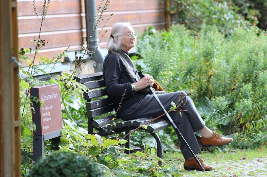 Understand how to pinpoint the signs of normal age-related cognitive decline vs. early dementia. Learn what to watch for and when to consult a healthcare professional.